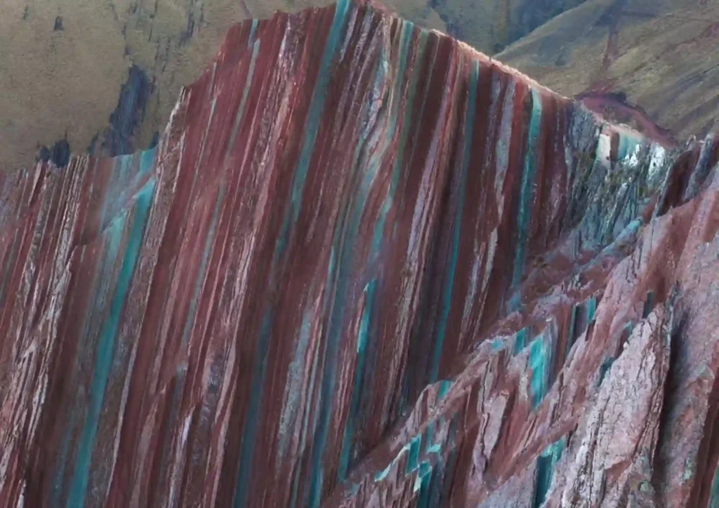 Montaña Pallay Punchu con formaciones de colores en Cusco