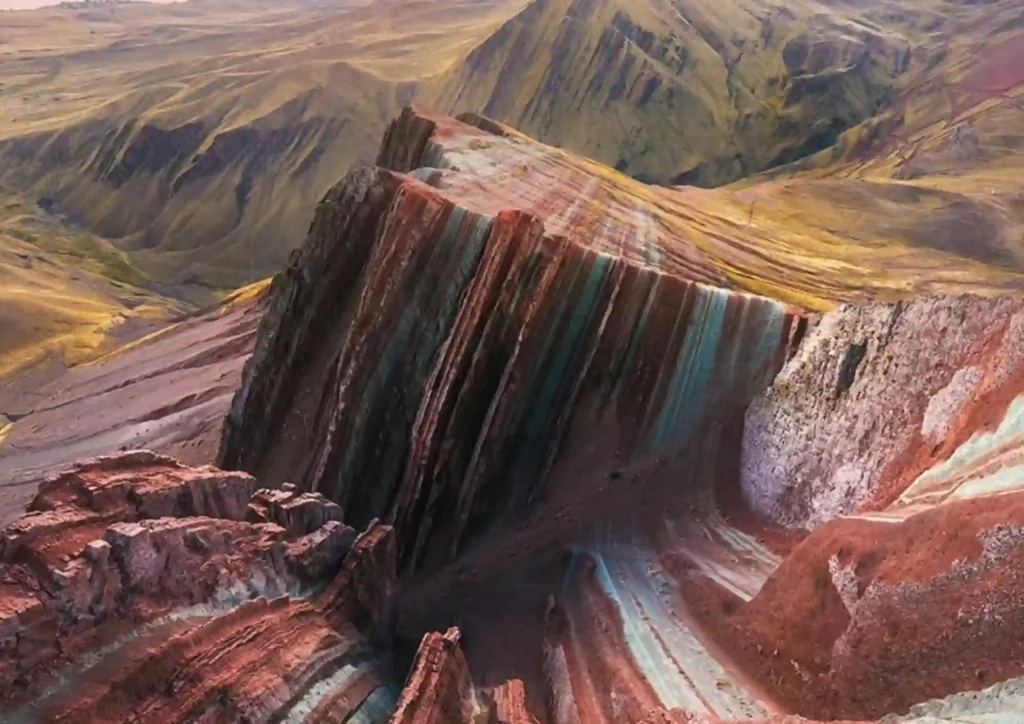 Montaña Pallay Punchu con formaciones de colores en Cusco