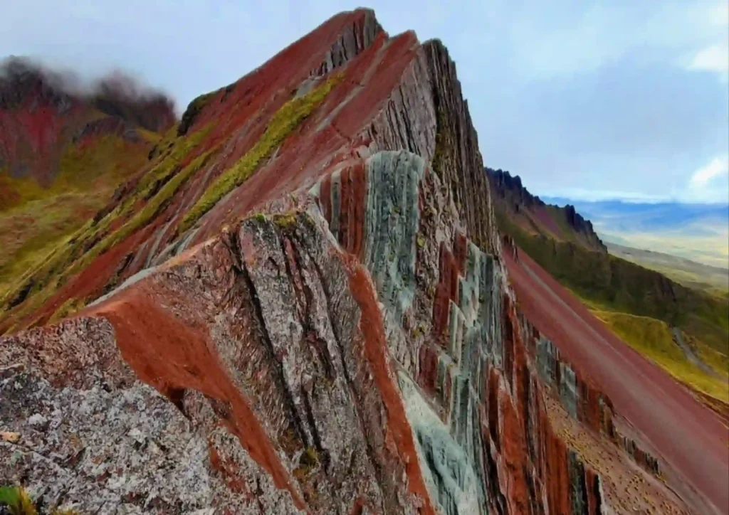 Montaña Pallay Punchu con formaciones de colores en Cusco