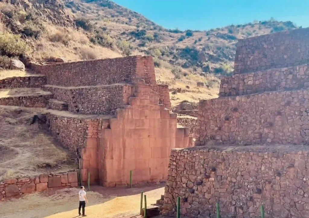 Ruinas y construcciones de piedra de Pikillacta en el Valle Sur