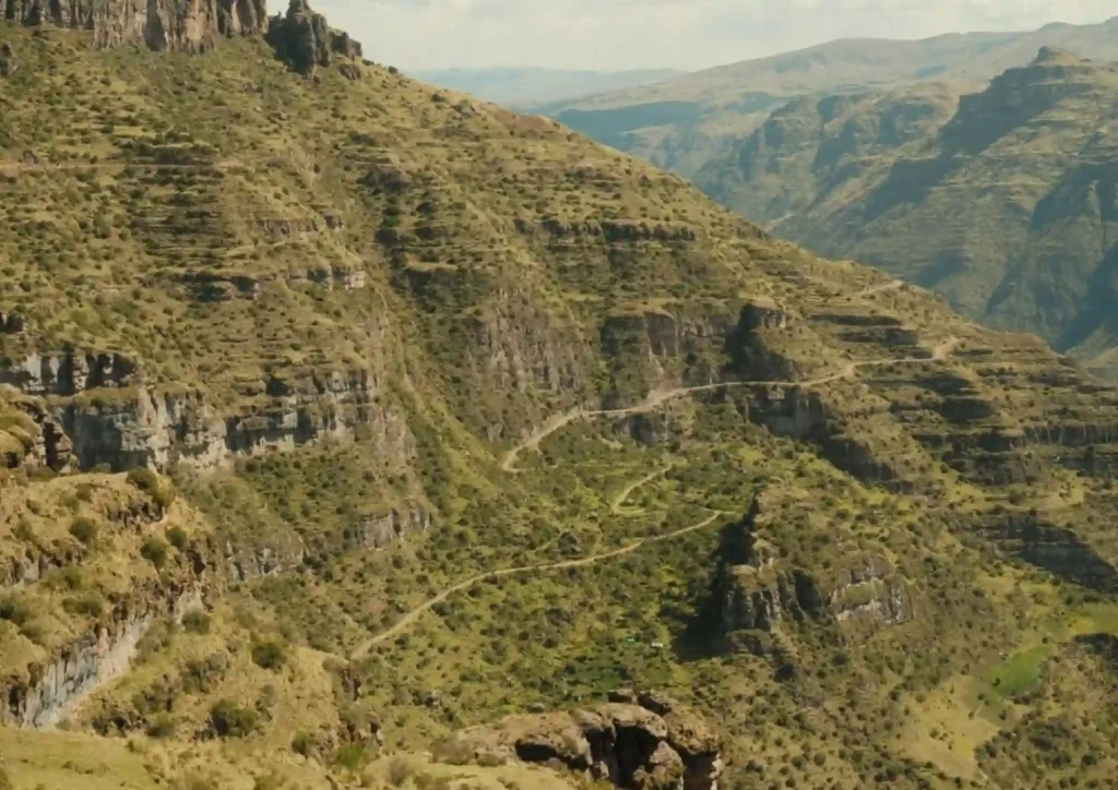 Montañas, quebradas y terrazas agrícolas cerca de la fortaleza de Waqrapukara.