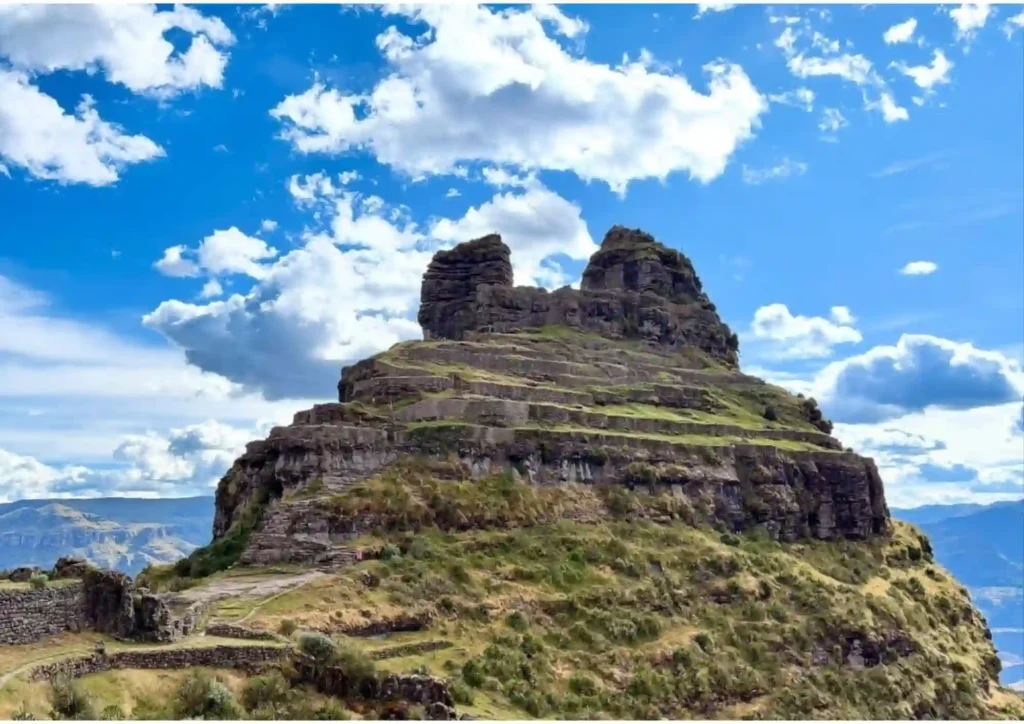 Vista panorámica del santuario inca de Waqrapukara con sus cuernos rocosos y terrazas en Cusco.