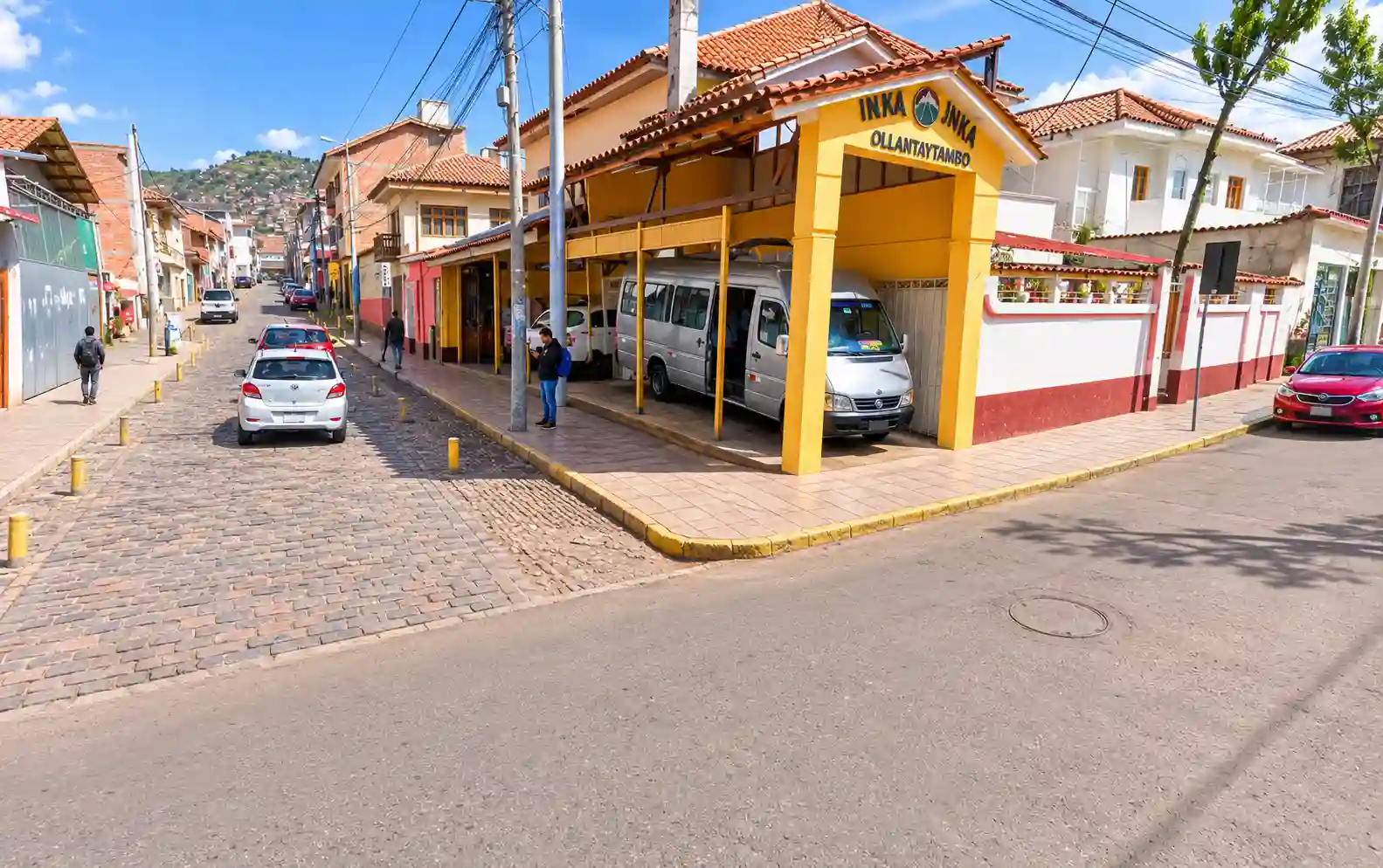 Paradero de minivanes en la calle Pavitos de Cusco