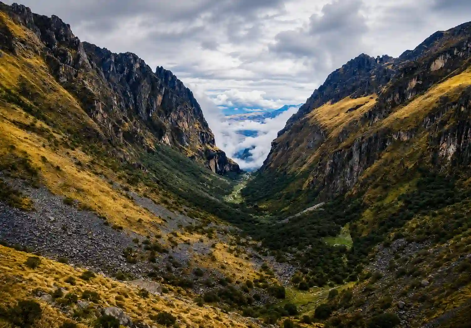 Paisaje montañoso y valle andino durante el Lares Trek