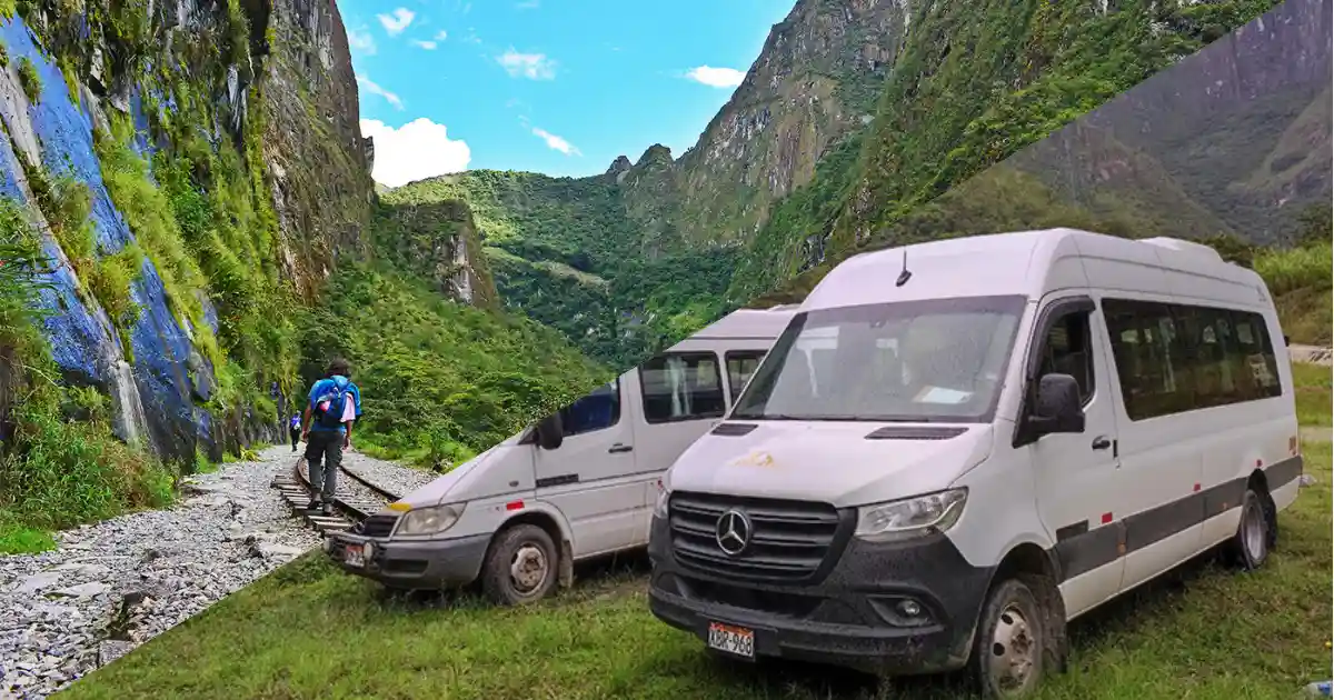 Minivanes Sprinter junto a una zona montañosa de Cusco