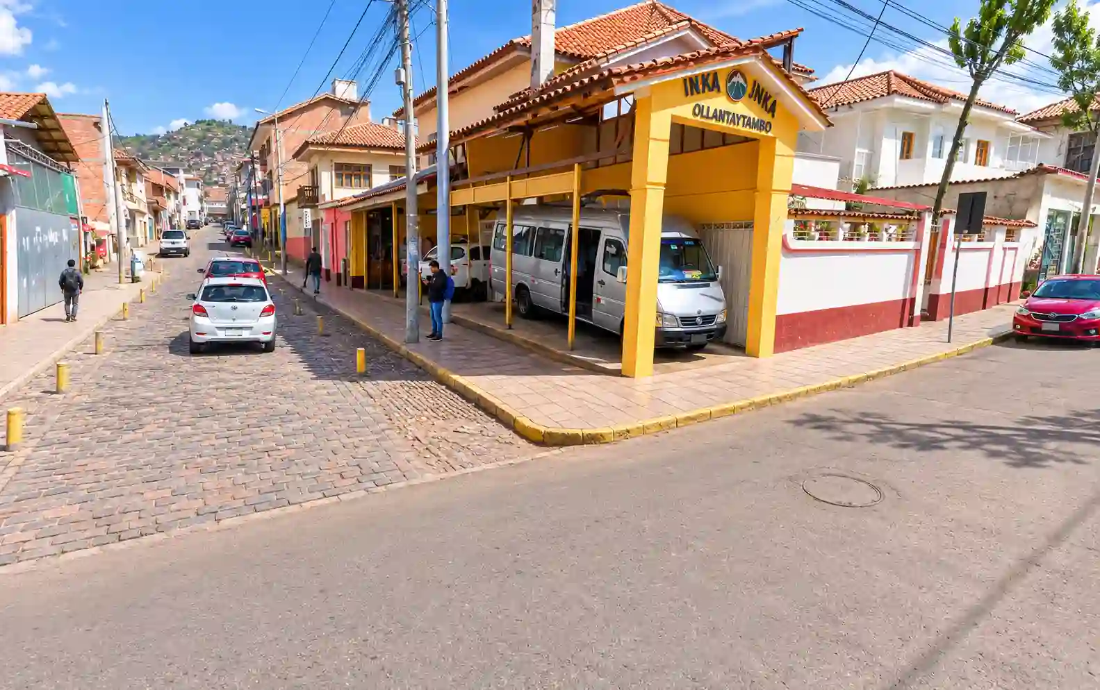 Paradero de minivanes en la calle Pavitos de Cusco